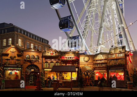 Marché de Noël avec une grande roue sur la Burgplatz, centre-ville historique, Düsseldorf, Rhénanie du Nord-Westphalie, Allemagne Banque D'Images