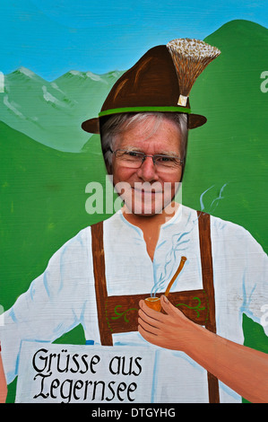 L'homme met sa tête dans un mur de l'affiche avec une photo d'un homme en costume traditionnel, Tegernsee, Bavière, Allemagne Banque D'Images