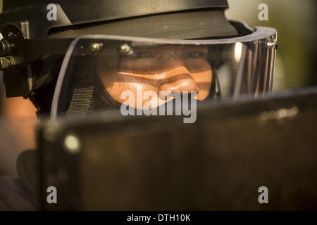 Bangkok, Thaïlande. Feb 18, 2014. Une émeute thaïlandaise policier en service près de Government House. Des manifestants anti-gouvernement Suthep Thaugsuban alignés avec et le Comité de réforme démocratique du peuple (PDRC) se sont heurtés à la police mardi. Les manifestants ont ouvert le feu sur la police avec à courtes et longues. La police a riposté avec des balles réelles et des balles en caoutchouc. (Crédit Image : © Jack Kurtz/ZUMAPRESS. Banque D'Images