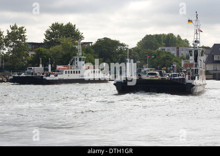 Les passagers car ferry Rostock de Warnemunde Allemagne crossing river Warnow Banque D'Images