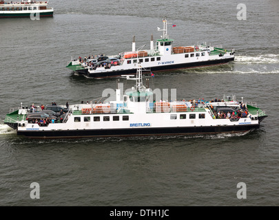 Les passagers car ferry Rostock de Warnemunde Allemagne crossing river Warnow Banque D'Images