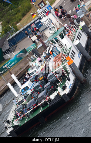 Car-ferry passagers Allemagne Rostock de Warnemunde prêt à cross river Warnow Banque D'Images