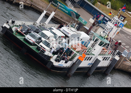 Car-ferry passagers Allemagne Rostock de Warnemunde prêt à cross river Warnow Banque D'Images