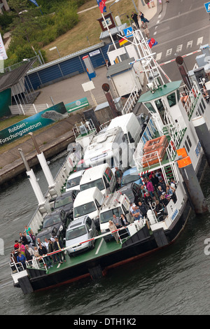 Car-ferry passagers Allemagne Rostock de Warnemunde prêt à cross river Warnow Banque D'Images