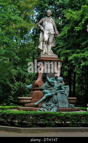 Statue de Lessing à Berlin (Allemagne) sirrounded par de la végétation verte à l'heure d'été Banque D'Images