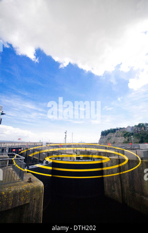 Felice Varini's 'illusion' anamorphique à Cardiff Bay Banque D'Images