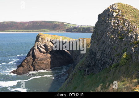 Grotte de la mer avec pont de terre reliant les vers à tête Rhossili Bay à marée basse Banque D'Images