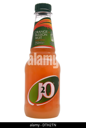 Bouteille d'orange et de fruits de la passion J2O sur fond blanc Banque D'Images