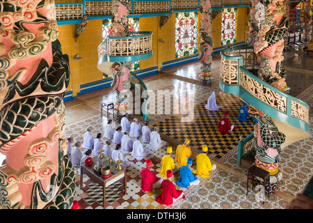 Service au Temple Cao Dai de Tay Ninh, Vietnam, Banque D'Images