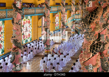 Fidèles au Temple Cao Dai de Tay Ninh, Vietnam, Banque D'Images