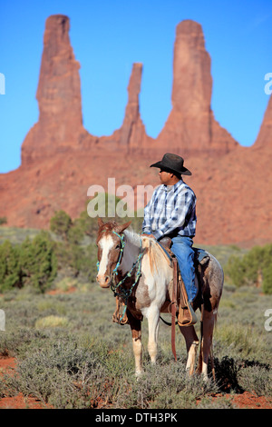 Cowboy Navajo, Mustang, amérindiens, Monument Valley, Utah, USA Banque D'Images