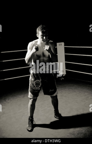 Photographie en noir et blanc d'Joe Calzaghe dans un ring de boxe Banque D'Images