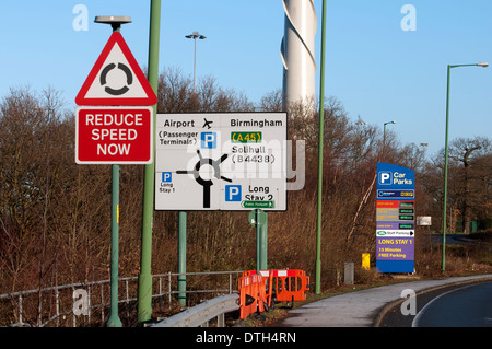 La signalisation routière à l'aéroport de Birmingham, UK Banque D'Images