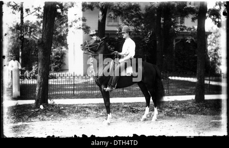 Cette photographie de 1904 montre un homme à cheval devant la maison Richey. L’image est le reflet de la vie à la campagne et du rôle des chevaux dans les activités quotidiennes au début du XXe siècle. Banque D'Images