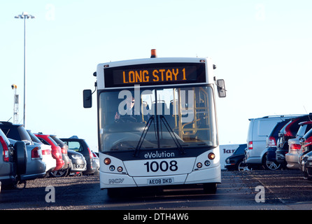 Parking long séjour avec la permission de bus, l'aéroport de Birmingham, UK Banque D'Images