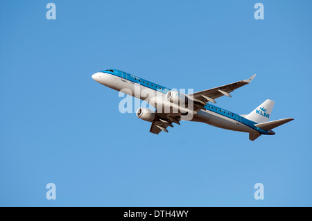 KLM Cityhopper Embraer ERJ-190 (PH-EZP) qui décolle de l'aéroport de Birmingham, UK Banque D'Images