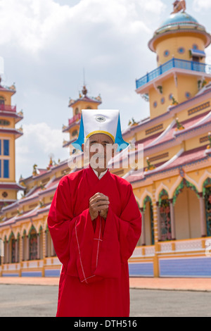 Prêtre à Temple Cao Dai de Tay Ninh, Vietnam, Banque D'Images