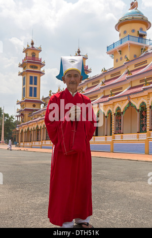 Prêtre à Temple Cao Dai de Tay Ninh, Vietnam, Banque D'Images