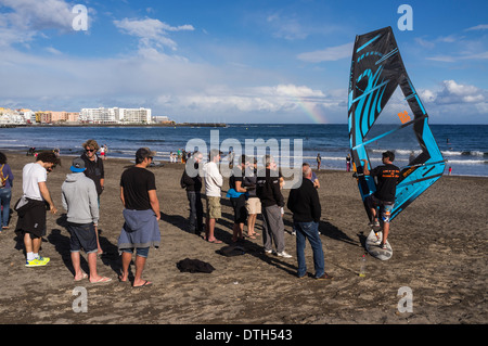 Une école de planche à voile à El Medano beach avec l'instructeur et les élèves, Tenerife, Canaries, Espagne. Banque D'Images