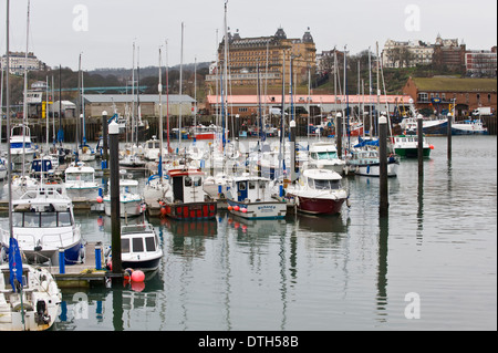 Port avec bateaux de pêche et de loisirs, à Scarborough, North Yorkshire Angleterre UK Banque D'Images