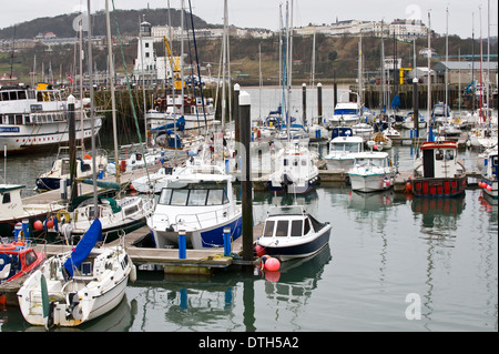 Port avec bateaux de pêche et de loisirs, à Scarborough, North Yorkshire Angleterre UK Banque D'Images