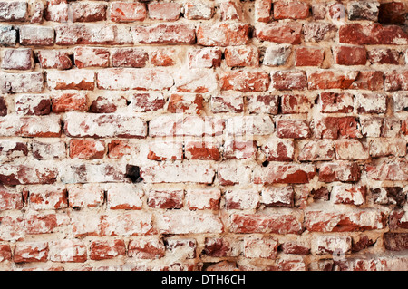 Partie d'un vieux mur de brique rouge Banque D'Images