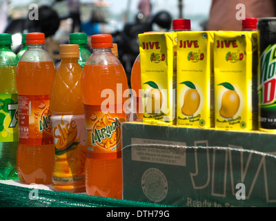 L'Inde, le Kerala, fort Cochin, les boissons gazeuses à vendre à lumière du soleil chaude Banque D'Images