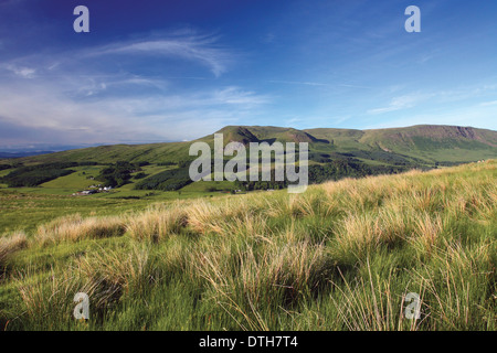 Les Campsie Fells au-dessus de Glengoyne Distillery dans la banlieue de Glasgow, Stirlingshire Banque D'Images