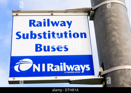 Panneau disant 'BUS' pour la substitution de fer d'Irlande Chemins NI, géré par Translink Banque D'Images