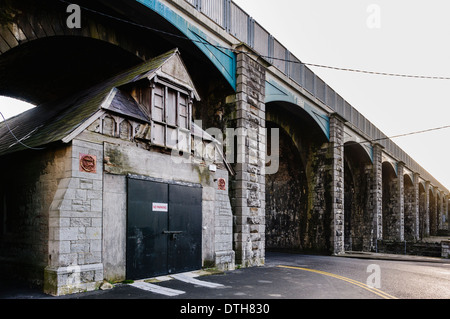 Station de sauvetage de victorien construit au-dessous d'un viaduc à Balbriggan, Fingal, Irlande Banque D'Images