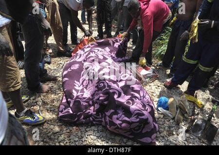 Johannesburg, Afrique du Sud. Feb 18, 2014. Le corps d'un mineur est illégale sur le sol après avoir été retiré à une mine d'or illégale dans Benoni, près de Johannesburg, Afrique du Sud, le 18 février 2014. Un corps de mineur a été découvert à une mine d'or abandonnée en Benoni où un accident s'est produit il y a une semaine. © Li Qihua/Xinhua/Alamy Live News Banque D'Images