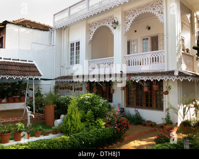 L'Inde, le Kerala, fort Cochin, Delight Homestay, peint blanc traditionnel guest house Banque D'Images