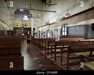 L'Inde, le Kerala, fort Cochin, St Francis Church intérieur, lieu de sépulture de Vasco de Gama, avec des fans powered Banque D'Images