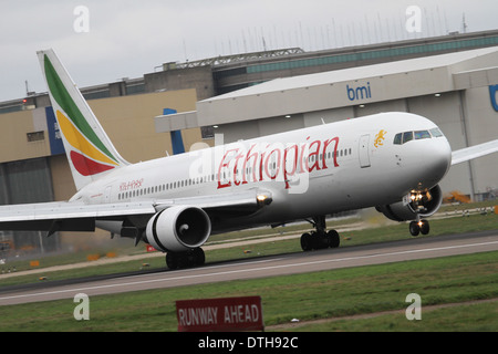 Boeing 767-300 d'Ethiopian Airlines à l'atterrissage à l'aéroport London Heathrow Banque D'Images