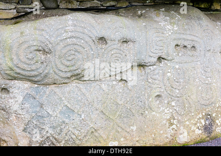 Spiral et sculptures de pastille sur l'une des pierres de bordure à Newgrange passage chambré tomb Banque D'Images