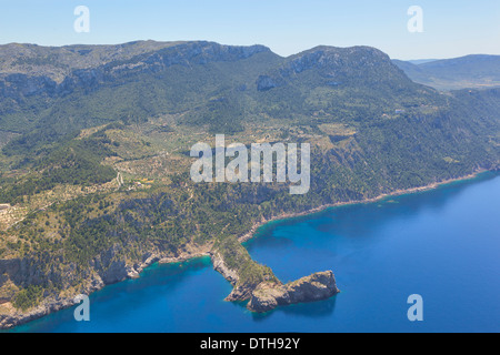 La côte nord de Majorque. Presqu'île Foradada, Valldemossa. Puig Teix, collines Tramuntana. Vue aérienne. Iles Baléares, Espagne Banque D'Images