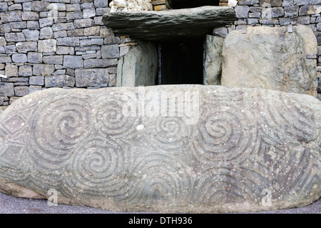 Sculptures en spirale sur un muret de pierre à l'entrée de la tombe de Newgrange passage chambré Banque D'Images