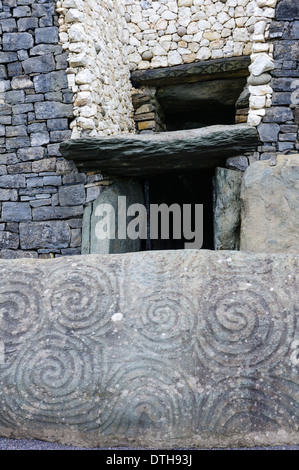 Sculptures en spirale sur un muret de pierre à l'entrée de la tombe de Newgrange passage chambré Banque D'Images