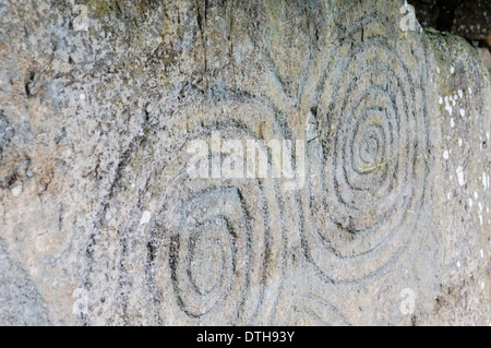 Sculptures en spirale sur l'une des pierres de bordure à Newgrange passage chambré tomb Banque D'Images