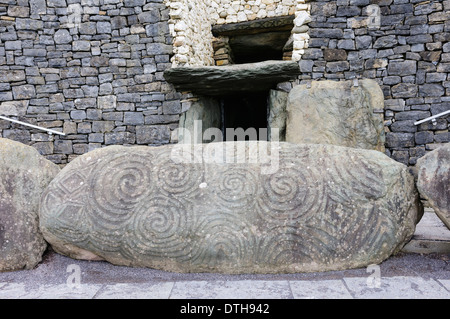 Sculptures en spirale sur un muret de pierre à l'entrée de la tombe de Newgrange passage chambré Banque D'Images