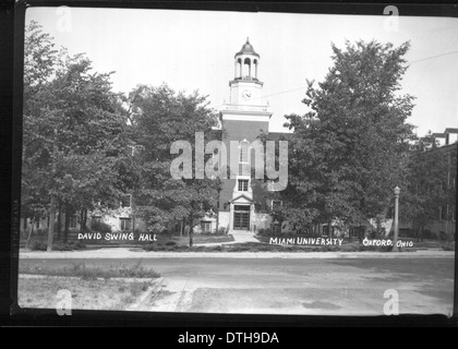 Le swing Hall, situé à l'Université de Miami à Oxford, Ohio, dispose d'une grande entrée principale avec une tour de l'horloge proéminente. Le bâtiment est un monument historique de l'université. Banque D'Images