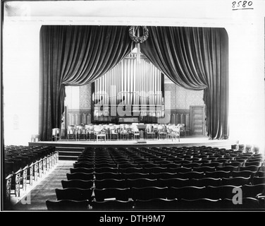Cette photographie de 1908 montre la scène dans le bâtiment nouvellement construit de l'Auditorium de l'Université de Miami. L'image illustre l'architecture du début du XXe siècle de l'auditorium, y compris les instruments de musique et l'orgue à pipe. Banque D'Images