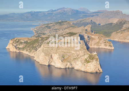 Vue aérienne de l'extrémité nord de Majorque. Cap de Formentor et phare. Zone de Pollença, îles Baléares, Espagne Banque D'Images