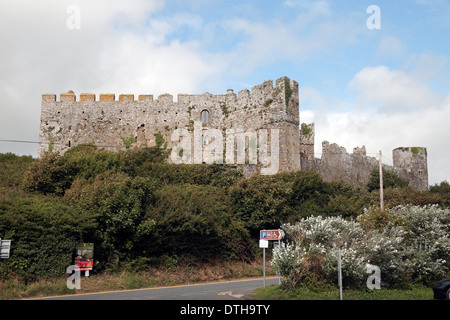 Château de Manorbier, un château normand situé dans le village de St Florence, près de Tenby, Pembrokeshire, Pays de Galles de l'Ouest. Banque D'Images