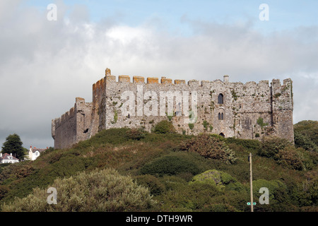 Château de Manorbier, un château normand situé dans le village de St Florence, près de Tenby, Pembrokeshire, Pays de Galles de l'Ouest. Banque D'Images