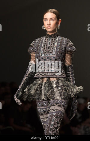 Londres, Angleterre, Royaume-Uni. 18 février 2014. Un model à la KTZ montrer lors de la London Fashion Week AW14 à la BFC/Espace Salon Courtyard Somerset House. Credit : CatwalkFashion/Alamy Live News Banque D'Images