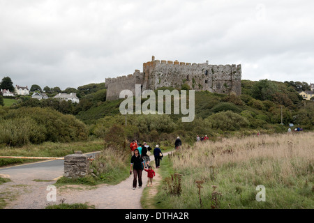 Château de Manorbier, un château normand situé dans le village de St Florence, près de Tenby, Pembrokeshire, Pays de Galles de l'Ouest. Banque D'Images