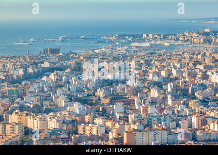 Vue partielle de la ville de Palma de Majorque, corrida, anneau, cathédrale et port. Vue aérienne. Majorque, Baléares, Espagne Banque D'Images