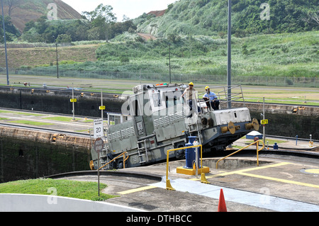 Mule Train Miraflores locks canal de Panama Banque D'Images