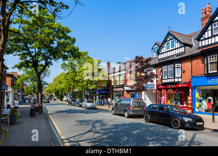 Boutiques sur la rue Principale (route de Londres ) au centre du village, Wilmslow, Cheshire, England, UK Banque D'Images